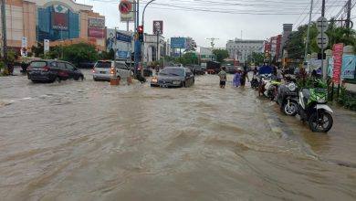 Banjir menggenangi banyak kawasan di Samarinda. Salah satunya di Simpang Empat Mal Lembuswana. (Istimewa)