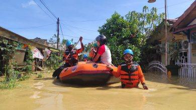 Petugas BPBD Bontang mengevakuasi warga yang terdampak banjir. (BPBD Bontang untuk Kaltimtoday.co)