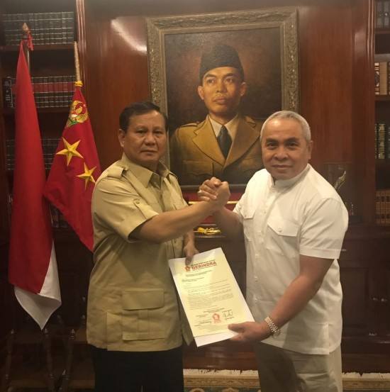Isran Noor saat menerima surat dukungan dari Ketua Umum Partai Gerindra Prabowo Subianto.