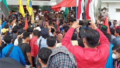 Aliansi Rakyat Kutim Menggugat menggelar aksi unjuk rasa di DPRD Kutim, Senin (11/4/2022). Selain isu nasional, mereka juga menyuarakan isu daerah terkait kompensasi bagi korban banjir Sangatta.