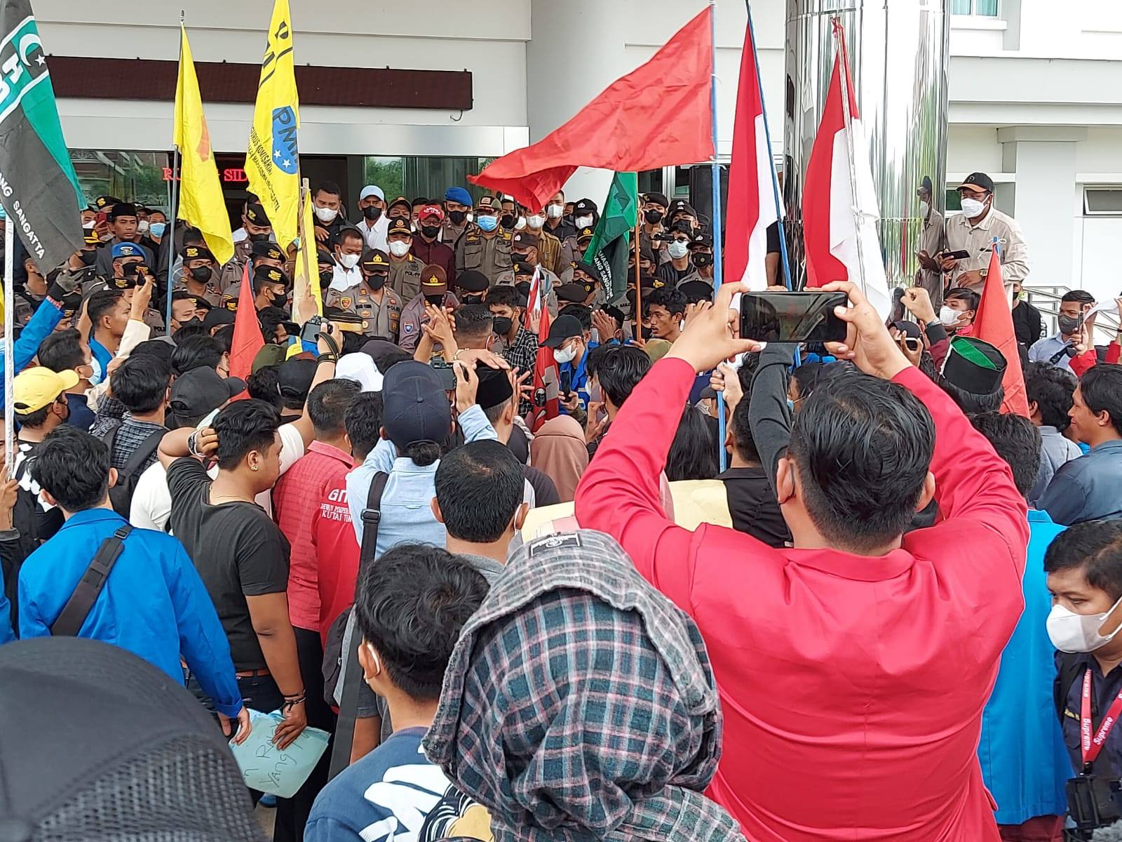 Aliansi Rakyat Kutim Menggugat menggelar aksi unjuk rasa di DPRD Kutim, Senin (11/4/2022). Selain isu nasional, mereka juga menyuarakan isu daerah terkait kompensasi bagi korban banjir Sangatta.