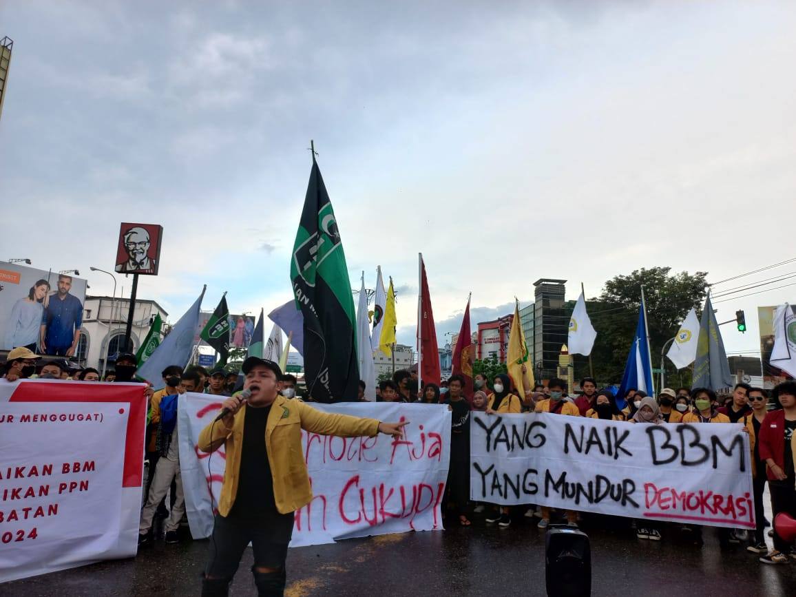 Mahasiswa dari berbagai perguruan tinggi di Samarinda menggelar aksi unjuk rasa menolak kenaikan PPN, BBM, dan perpanjangan masa jabatan presiden. (Istimewa)