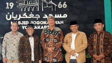Ketua Dewan Syuro Masjid Jogokariyan Ustaz Muhammad Jazir ASP (batik cokelat) bersama Ketua Pembina Yayasan Uniba Dr Rendy Susiswo Ismail (kedua dari kanan) dan pengurus Masjid Uniba Balikpapan lainnya.