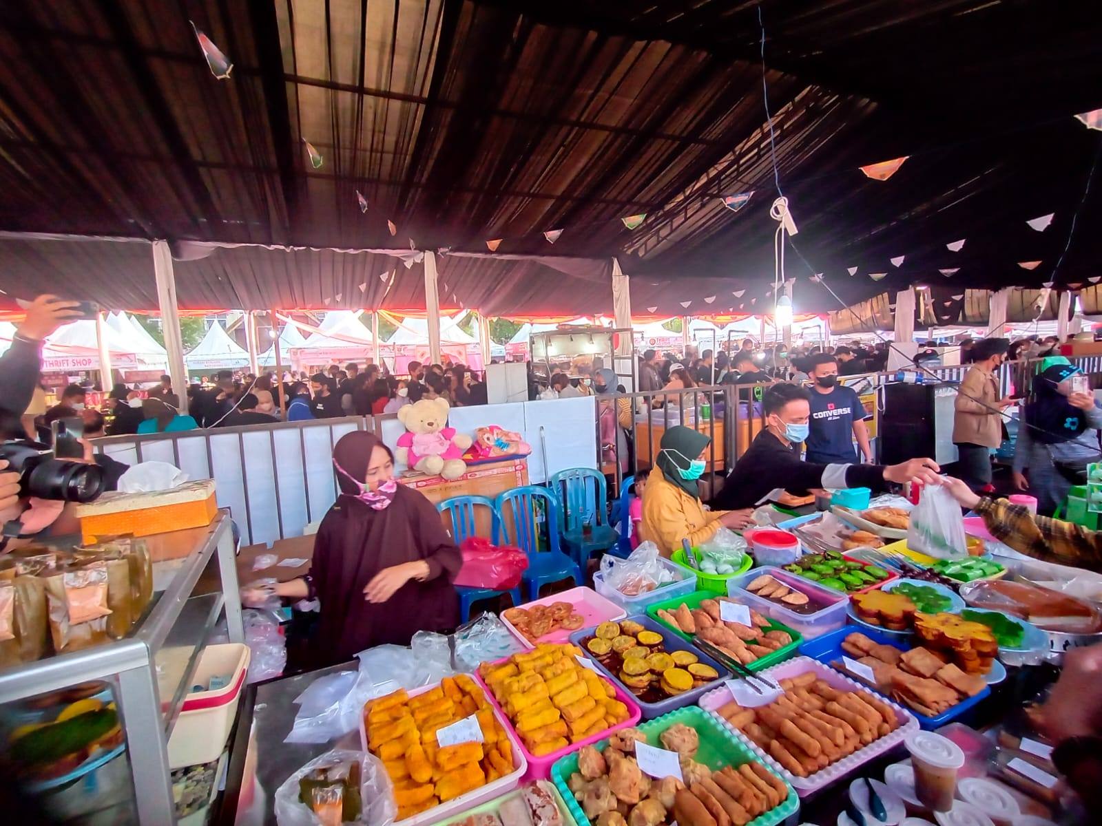 Masyarakat Kembali Antusias Kunjungi Pasar Ramadan di GOR Segiri, Pembayaran Non Tunai Mulai Diterapkan