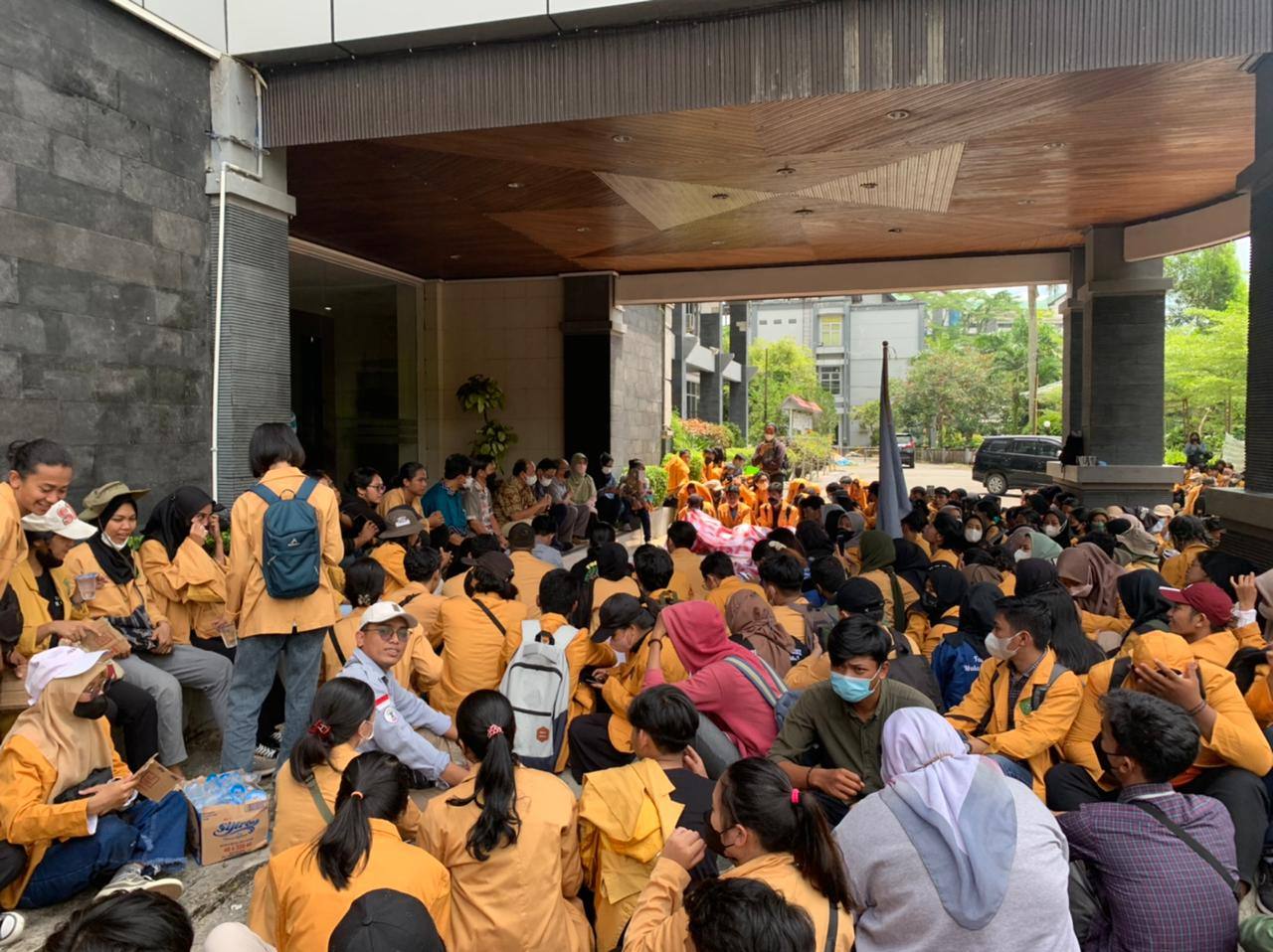 Ratusan mahasiswa Fakultas Kehutanan Unmul menggelar aksi unjuk rasa menuntut dosen dihukum atas dugaan pelecehan seksual. (LEM Sylva)