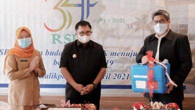 Rizal Effendi (penulis) bersama Direktur RSPB dr Khairuddin dan Kepala DKK dr Dio pada HUT ke-34 RSPB, tahun lalu.