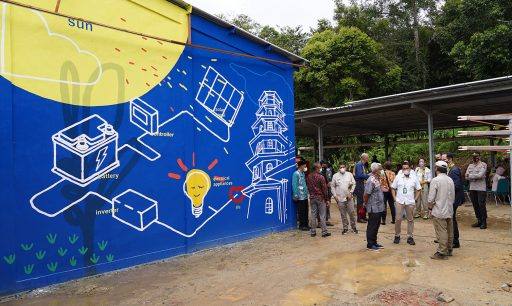 Pembangkit listrik tenaga surya ini dihiasi dengan mural karya Trio Kune Studio Collective. (Yayasan BOS untuk Kaltimtoday.co)