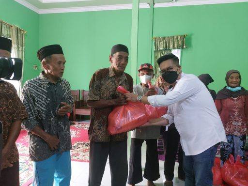 Wakil Bupati Kukar, Rendi Solihin saat membagi sejumlah sembako kepada warga Kelurahan Maluhu, bertempat di rumah camat Tenggarong. (Supri/Kaltimtoday.co).