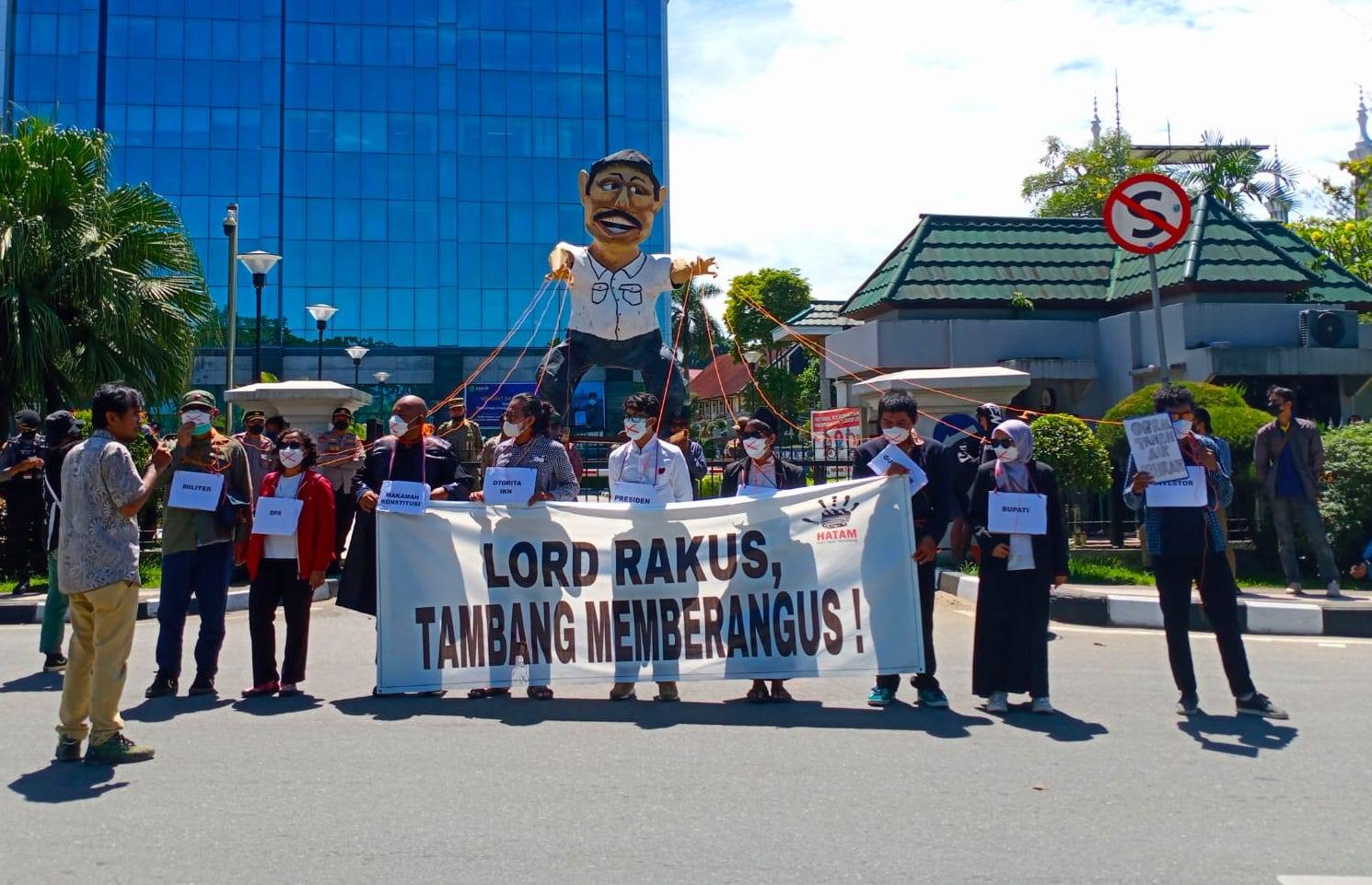 Aktivis dari Forum Solidaritas Rakyat Kaltim mengarak boneka Menko Marvest Luhut Binsar Pandjaitan pada peringatan Hari Anti Tambang 2022 di Samarinda. (Yasmin/Kaltimtoday.co)