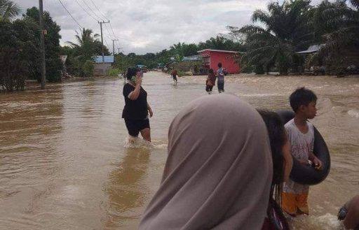 Setidaknya 17 desa dari 18 desa yang ada di Kecamatan Tabang saat ini masih tergenang banjir. Warga sudah mulai mengungsi dan membutuhkan bantuan logistik.