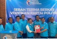 Ketua DPW Gelora Kaltim Hadi Mulyadi menyerahkan berkas verifikasi partai politik untk mendaftar sebagai bakal calon peserta Pemilu 2024 ke DPN Partai Gelora Indonesia di Jakarta, Kamis (19/5/2022) malam.