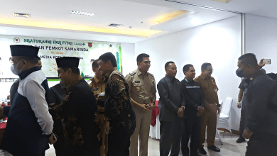 Wali Kota Samarinda Andi Harun bersama Ketua DPRD Samarinda Sugiyono menggelar acara halal bihalal di kantor DPRD Samarinda, Senin (9/5/2022).