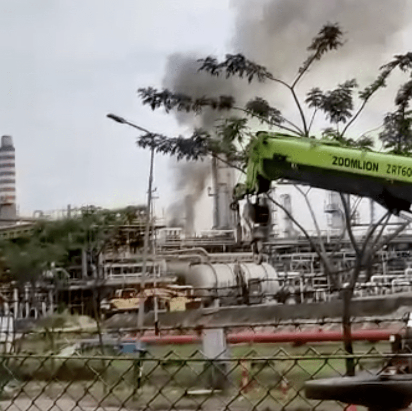 Kebakaran kilang minyak Pertamina di Balikpapan, Minggu (15/5/2022). Satu orang meninggal dunia. (Istimewa)
