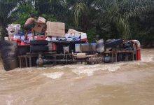 Banjir besar menerjang Kecamatan Tabang di Kukar. Pengiriman logistik juga terganggu karena derasnya arus air di beberapa titik banjir.