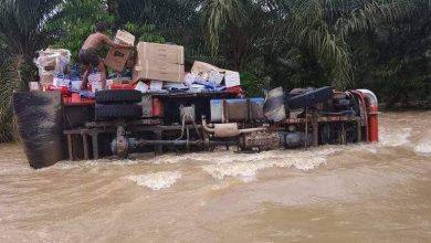 Banjir besar menerjang Kecamatan Tabang di Kukar. Pengiriman logistik juga terganggu karena derasnya arus air di beberapa titik banjir.