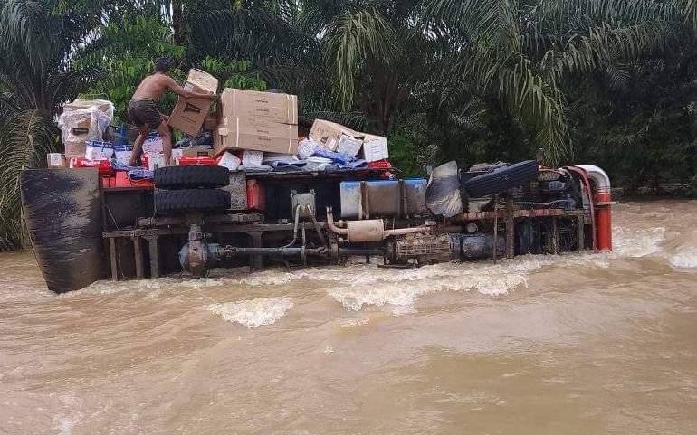 Banjir Besar di Kecamatan Tabang Kukar: 4.910 KK Terpaksa Mengungsi, Pengiriman Logistik Terhambat Arus Deras