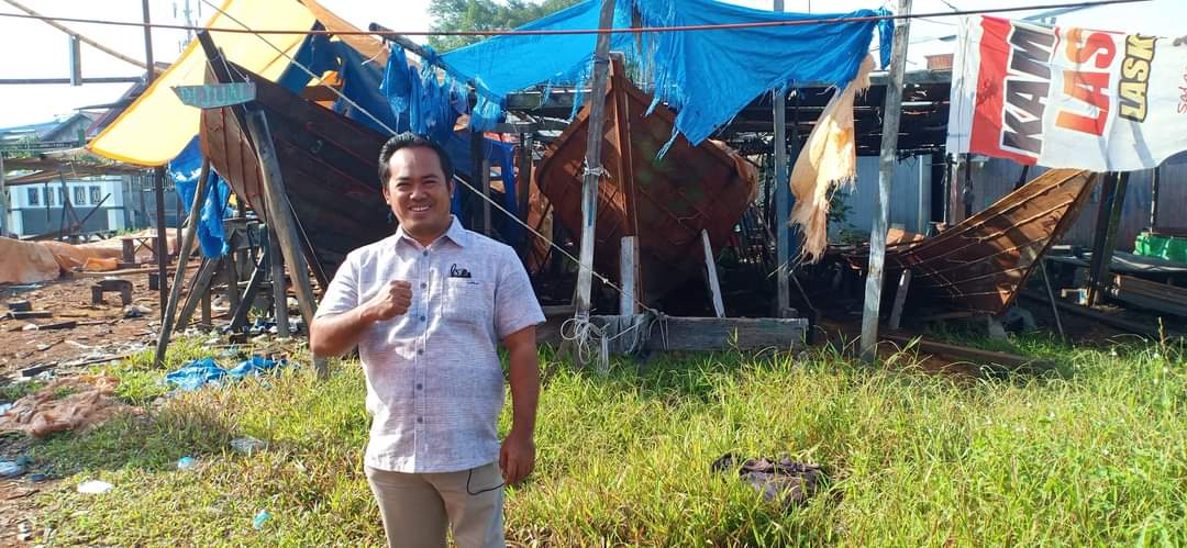 Faisal Prihatin Guru Pesisir Gunakan Kapal Kecil untuk Sebrangi Laut