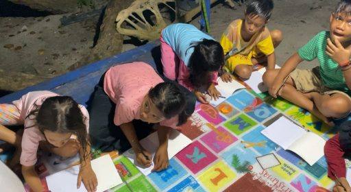 Edukasi bahasa Inggris dan skill lainnya jadi hal yang dibagikan Yayasan Kalasahan untuk anak-anak di Maratua, Berau. (IST)
