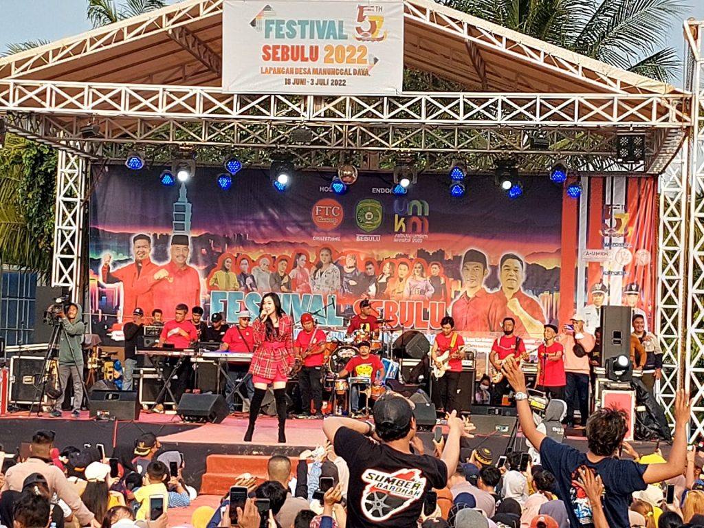 Penyanyi asal Jatim Yeni Inka saat performe di Festival HUT Sebulu ke 57. (Supri/Kaltimtoday.co).