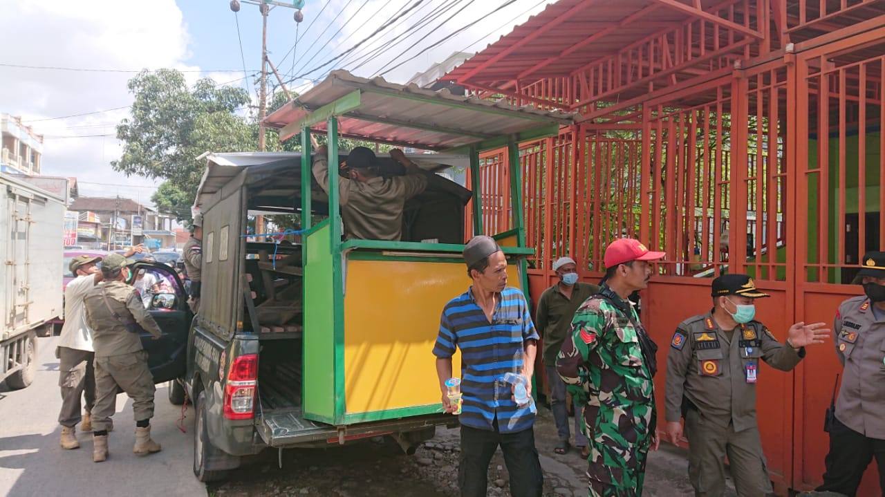 Satpol PP Samarinda Kembali Bongkar Lapak PKL di Jalan Otista
