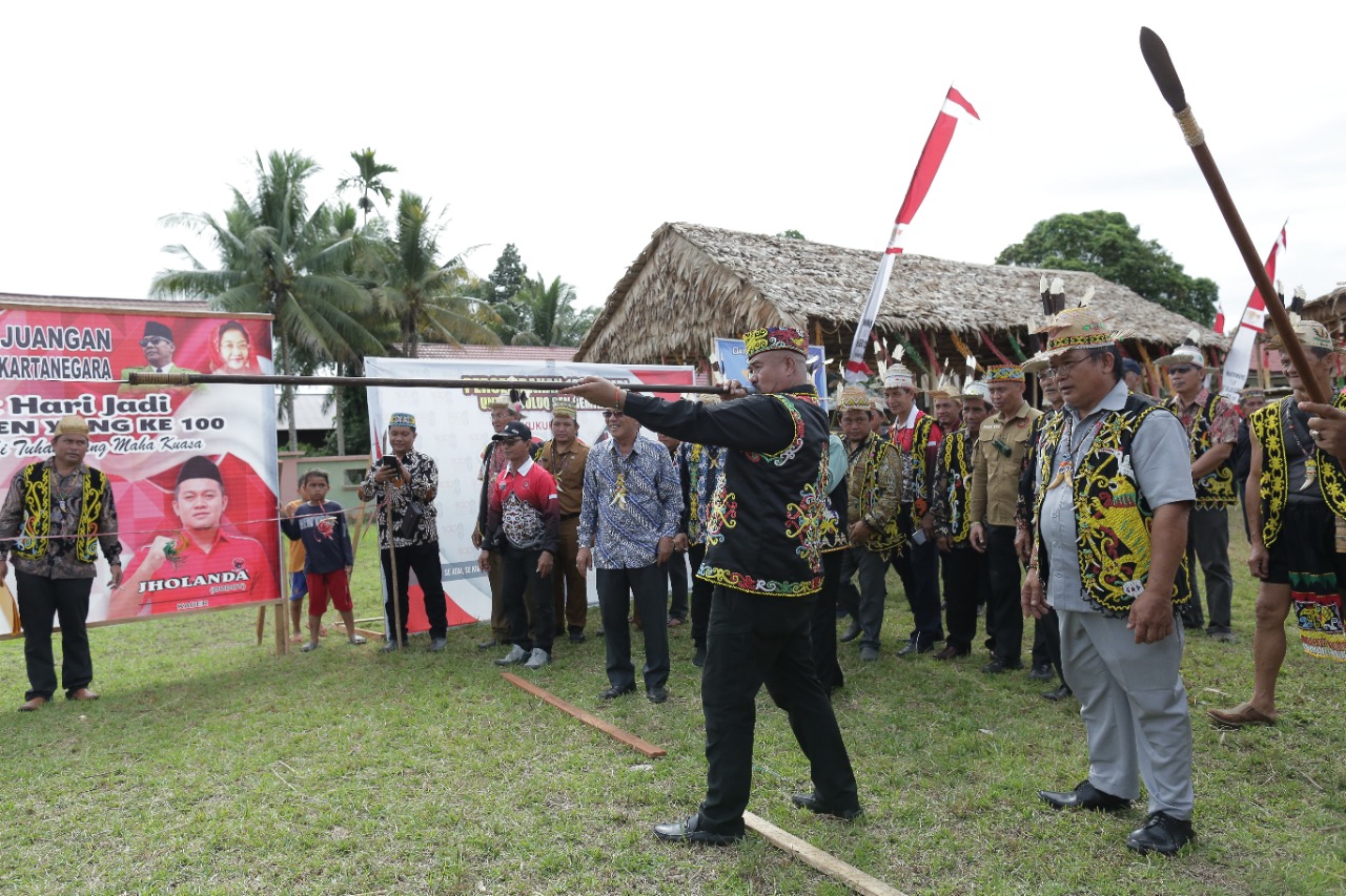 Bupati Kukar Edi Damansyah membuka secara simbolis lomba sumpit yang digelar warga dalam perayaan syukuran 100 Tahun Desa Buluq Sen di Kecamatan Tabang.