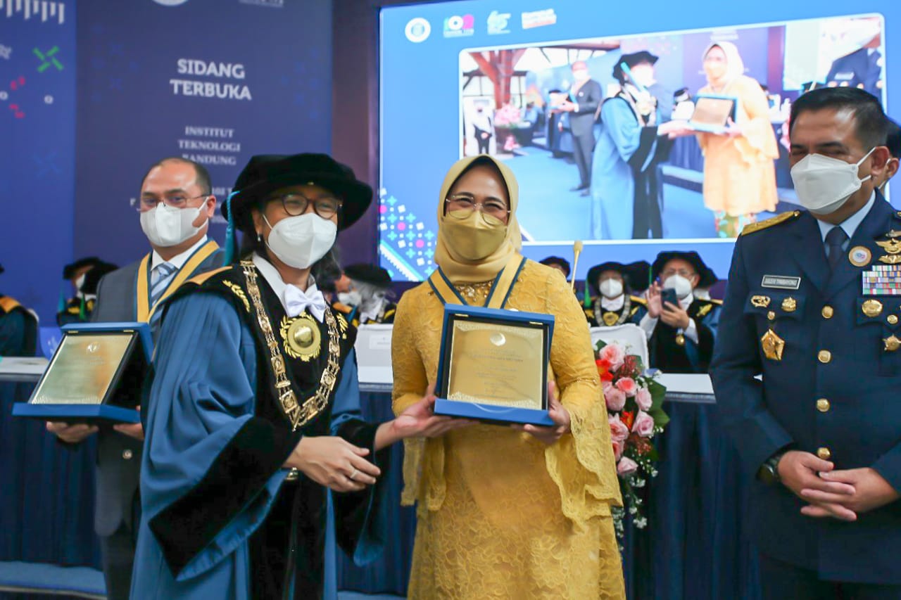 102 Tahun Pendidikan Tinggi Teknik Indonesia, Hetifah Raih Penghargaan Ganesa Wirya Jasa Adiutama dari ITB