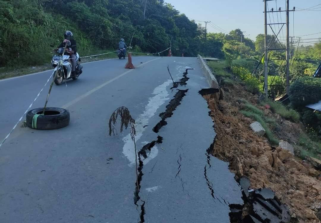 Jalan Poros Sambutan Rusak akibat Longsor, DPRD Samarinda Minta Pemprov Kaltim Segera Lakukan Perbaikan
