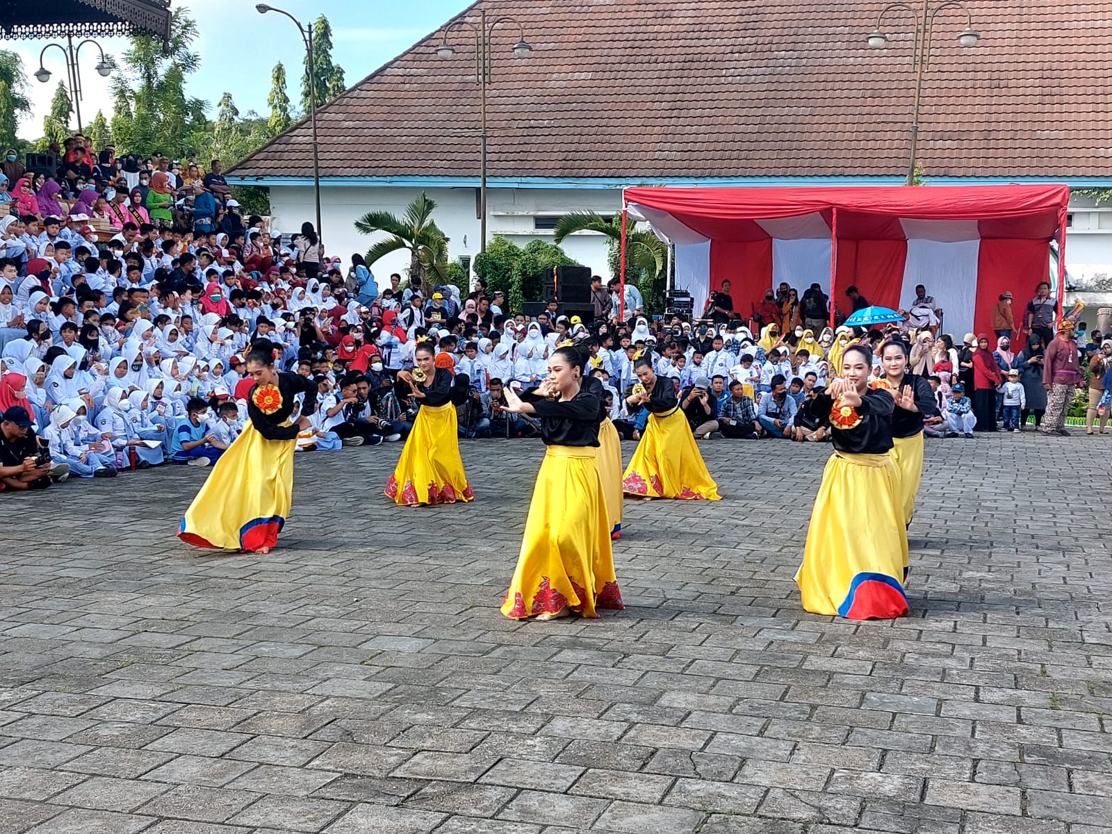 TIFAF 2022 diawali dengan penampilan kesenian lewat kegiatan Kirab Budaya dari 10 kabupaten/kota di Kaltim dan 18 kecamatan se-Kukar. (Supri/Kaltimtoday.co)