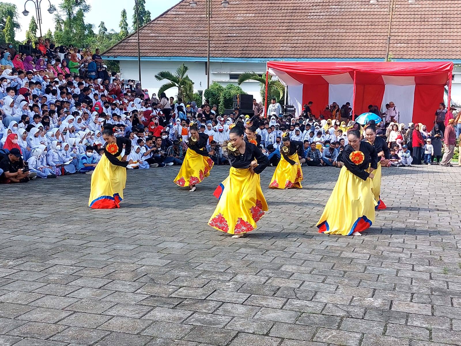 Salah satu peguyuban saat menampilkan kesenian di halaman Kedaton Kesultanan Kutai Kartanegara Ing Martadipura. (Supri/Kaltimtoday.co).
