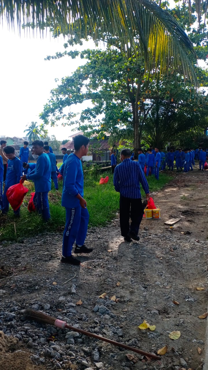Tingkatkan Pelestarian Lingkungan, SMK 1 Muhammadiyah Laksanakan Kerja Bakti di Bantaran Sungai Karang Mumus