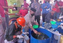 Bupati Kukar Edi Damansyah saat meninjau distribusi Migor Curah di Kecamatan Tenggarong. (Supri:Kaltimtoday.co)