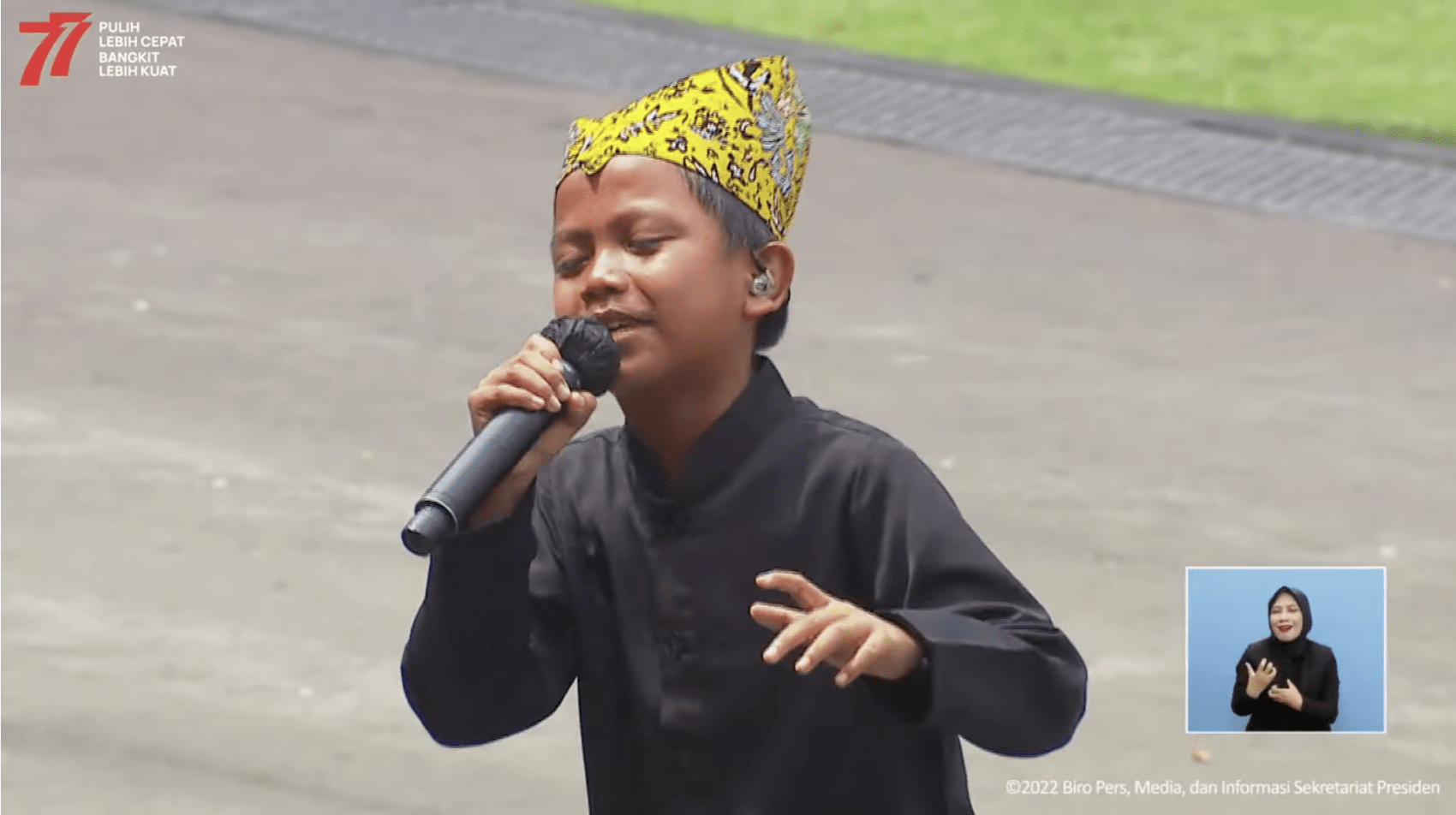 Farel Prayoga saat menyanyikan "Ojo Dibandingke" di Istana Negara disaksikan Presiden Jokowi dan menteri.