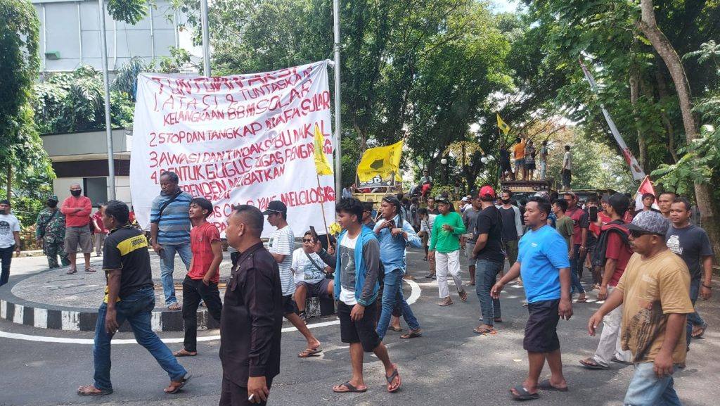 Solar Langka Ratusan Sopir Truk Gelar Demo Di Balai Kota Samarinda