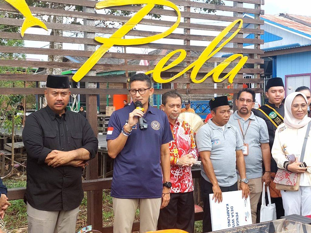 Menteri Parekraf Sandiaga Uno bersama Bupati Kukar Edi Damansyah kunjungi Desa Pela, Kecamatan Kota Bangun, Kukar. (Supri/Kaltimtoday.co)