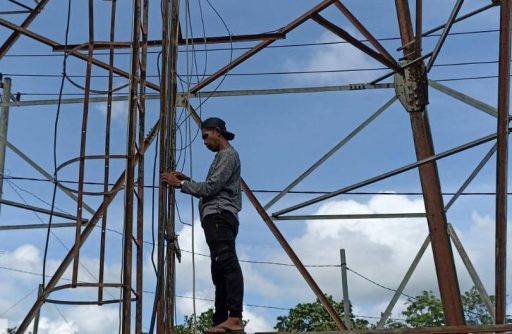 Penangan jaringan telekomunikasi di Desa Buluk Sen, Kecamatan Tabang. (Istimewa).