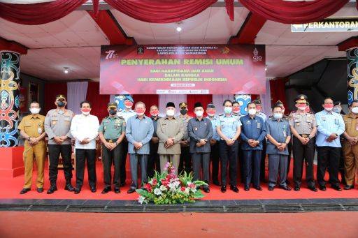 Penyerahan remisi umum bagi narapidana dan anak dalam rangka menyambur HUT RI ke 77, di hadiri langsung oleh Gubernur Kalimantan Timur, Isran Noor (tengah).