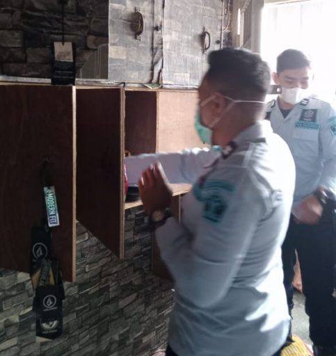 Petugas Rutan Kelas IIA Samarinda memeriksa tiap loker milik WBP untuk mencari barang-barang terlarang.