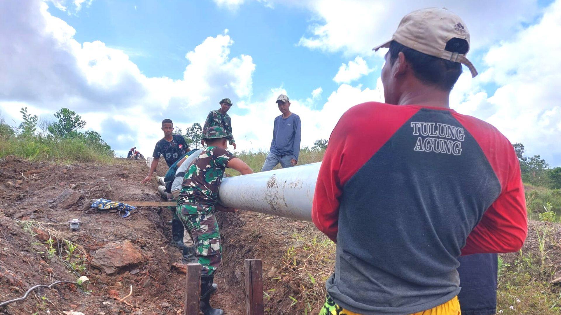 TNI bersama masyarakat memasang pipa untuk pompa air irigasi di Desa Panca Jaya, Kecamatan Muara Kaman.