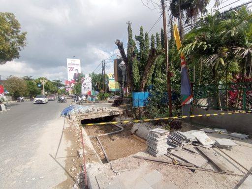 Trotoar yang ambruk saat pawai di Jalan Kesuma Bangsa mulai diperbaiki.