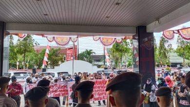 Aliansi guru dan mahasiswa menggelar unjuk rasa di DPRD Samarinda, Selasa (30/8/2022)