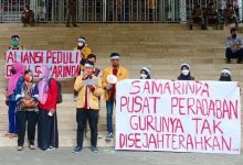 Aksi unjuk rasa Aliansi Peduli Guru Samarinda di Balai Kota Samarinda, Jumat (26/8/2022).