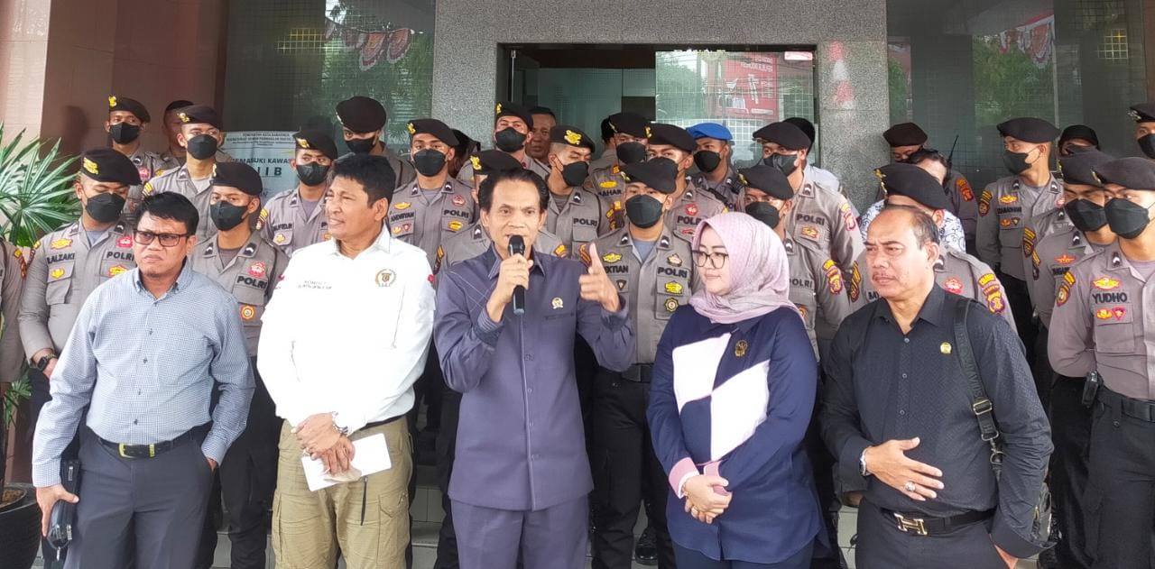 Wakil Ketua DPRD Samarinda, Subandi saat menemui demonstran.