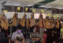 Sejumlah mahasiswa memberikan kartu kuning ke Menteri LHK Siti Nurbaya dan Gubernur Kaltim Isran Noor.