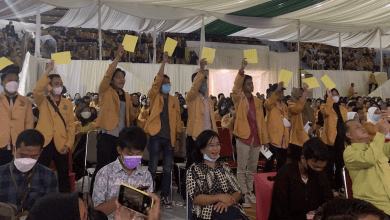 Sejumlah mahasiswa memberikan kartu kuning ke Menteri LHK Siti Nurbaya dan Gubernur Kaltim Isran Noor.