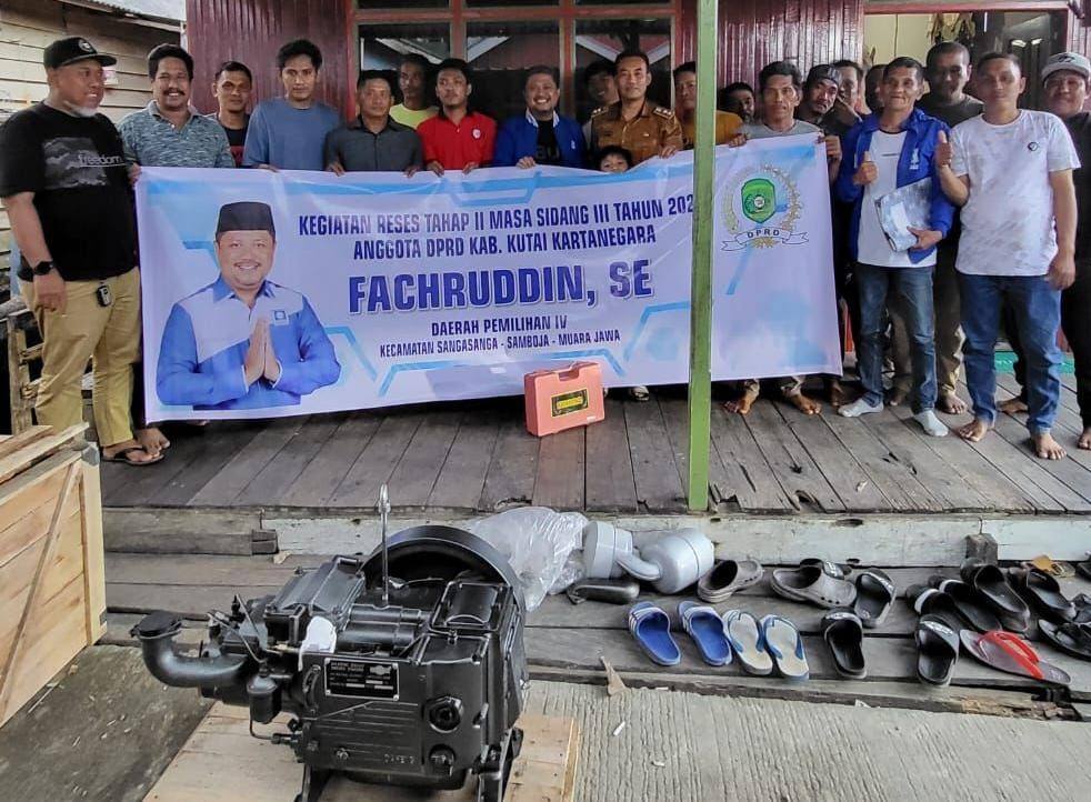 Wujudkan Aspirasi Nelayan, Fachruddin Salurkan Bantuan Mesin Kapal di Kelurahan Kuala Samboja