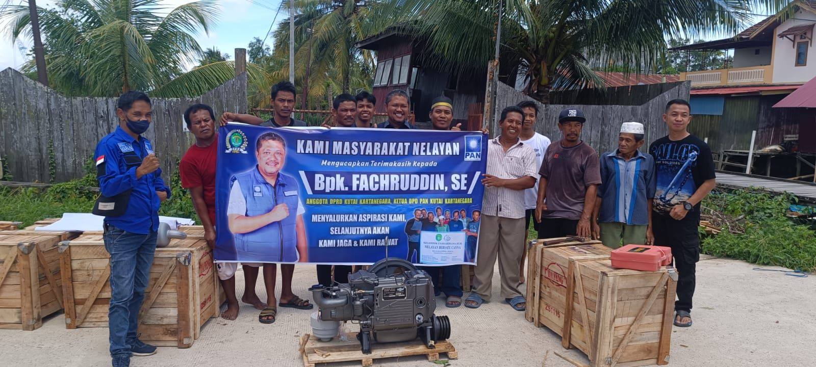 Fachruddin Salurkan Bantuan 9 Mesin Kapal untuk Kelompok Nelayan di Muara Jawa