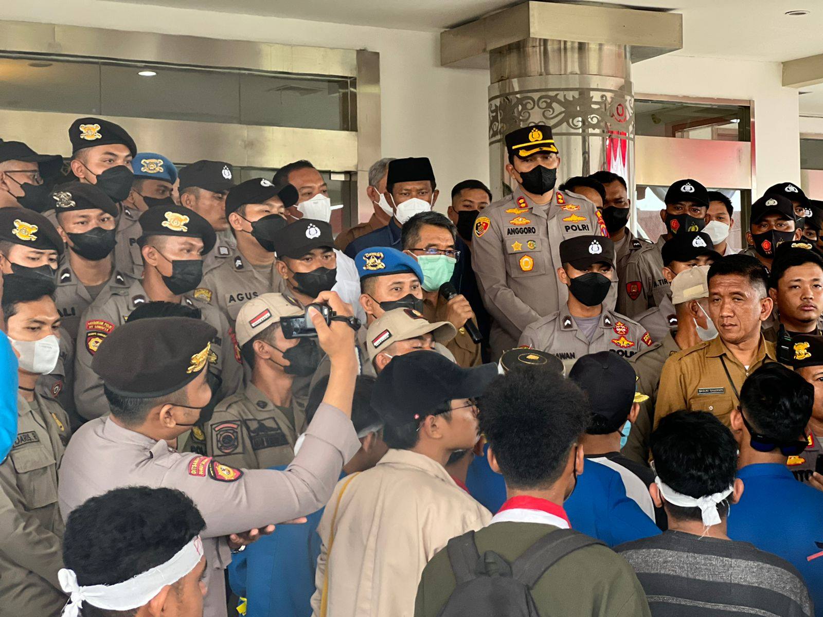 Bupati Kutim Ardiansyah Sulaiman menerima demonstrasi penolakan BBM naik di kantornya.