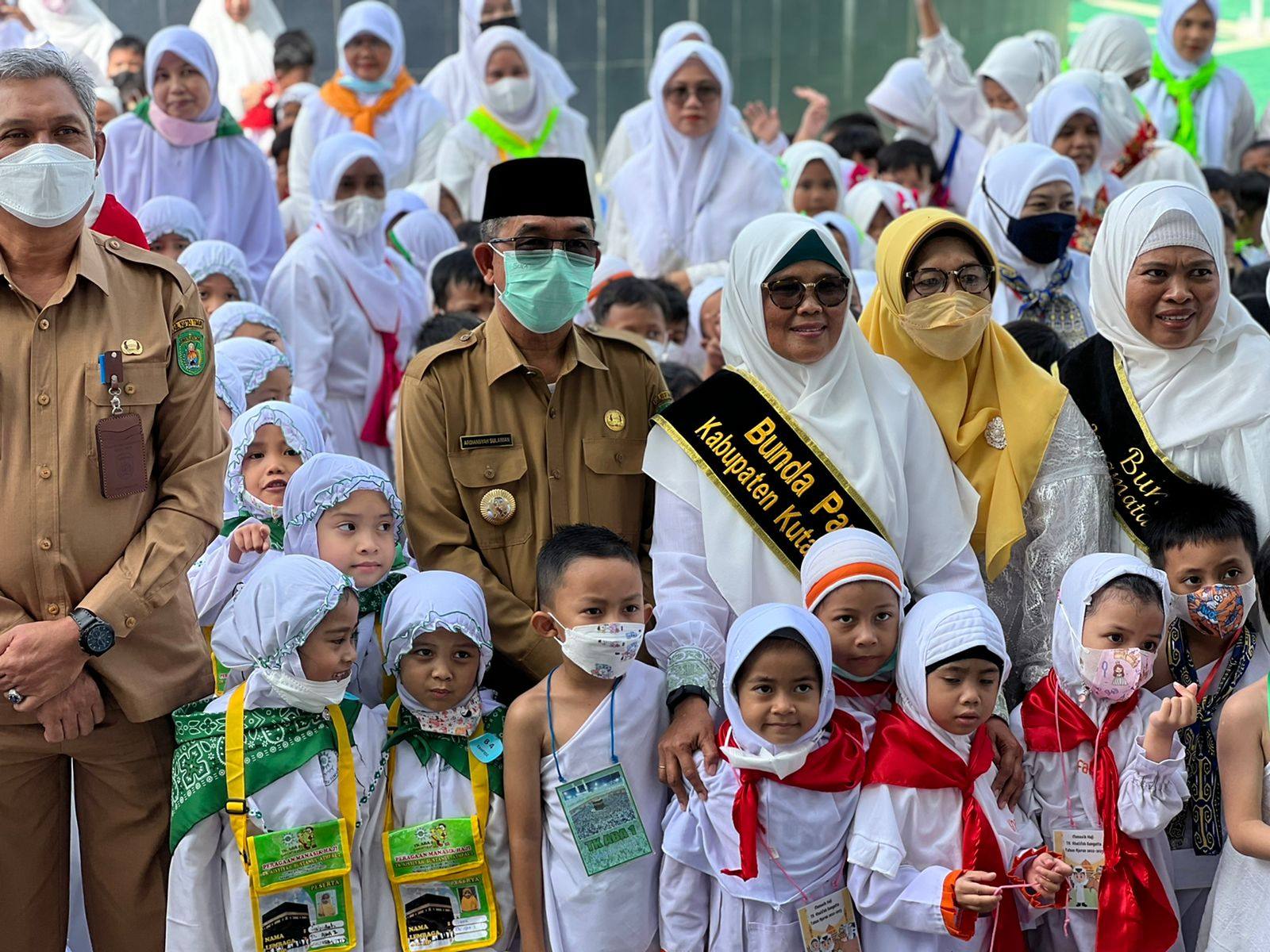 Ribuan "Haji Cilik" Belajar Manasik di Replika Ka'bah Masjid Agung