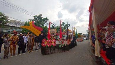 Defile mobil hias dari 18 provinsi dalam gelaran Temu Karya Taman Budaya (TKTB) ke 21. (Yasmin/Kaltimtoday.co)