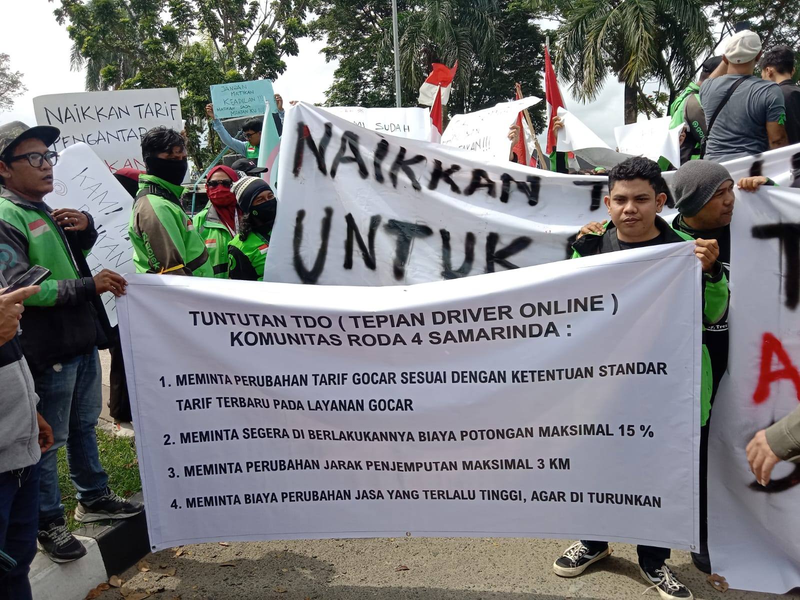 Driver ojek online menggelar aksi unjuk rasa di depan kantor gubernur Kaltim.